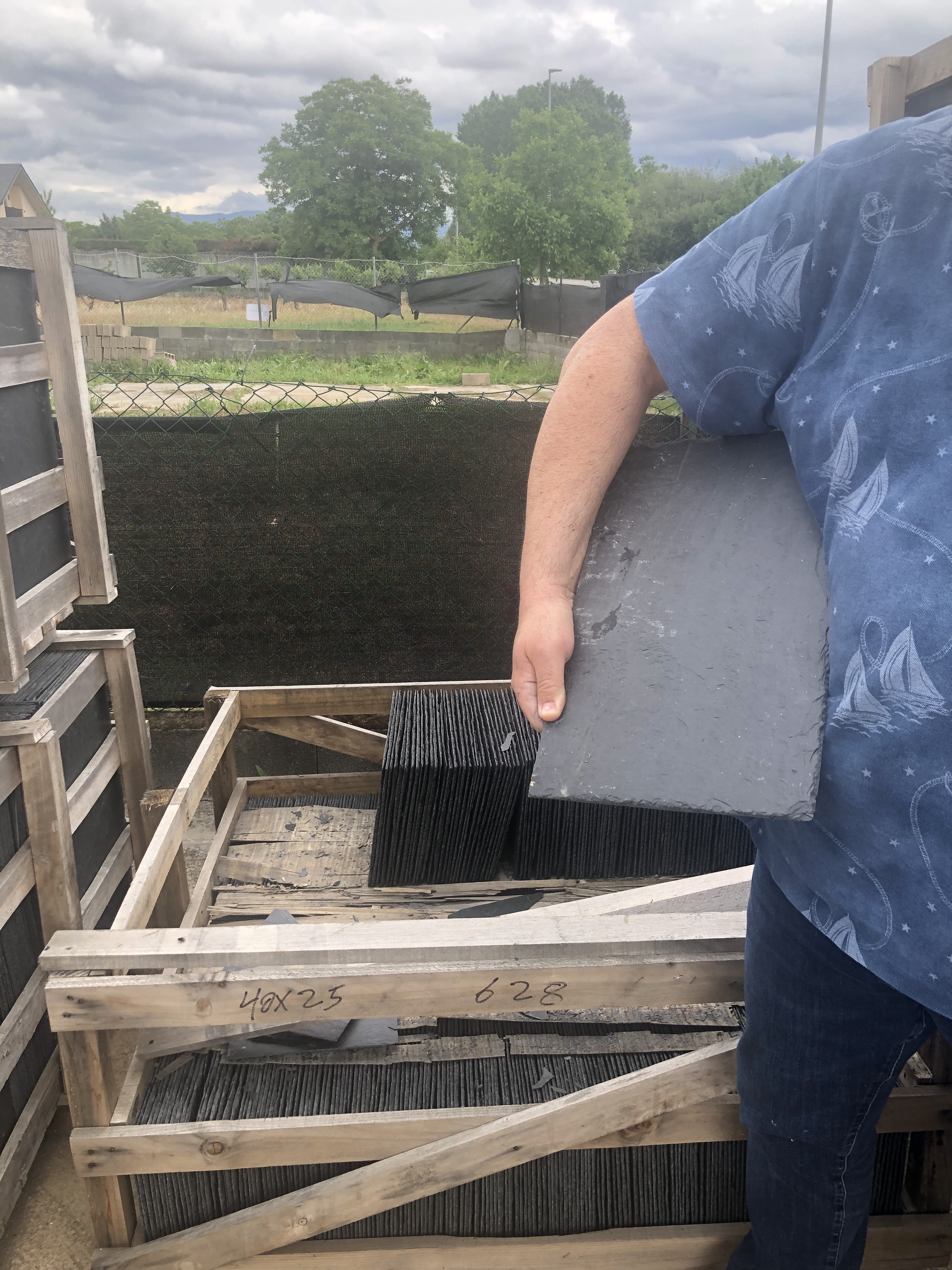 Operario con pizarra natural 40×25 NexPiz
